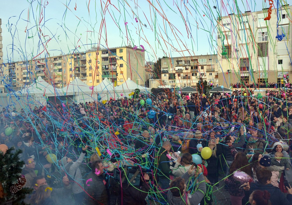 PULA, 31.12.2018. - ZADNJI DAN, TRZNICA VERUDA, DOCEK NOVE GODINE U PODNE, BALONI, KONFETISnimio Neven LAZAREVIC